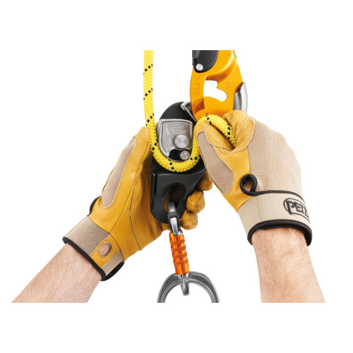 Petzl RIG: компактен автоматично блокиращ десандьор за професионалисти работещи с въжен достъп.