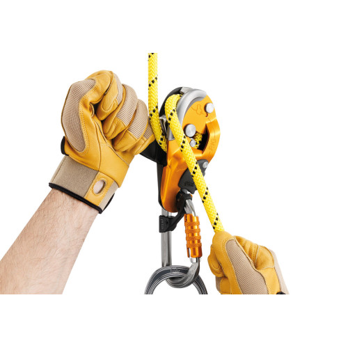 Petzl RIG: компактен автоматично блокиращ десандьор за професионалисти работещи с въжен достъп.