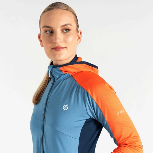 Dare2b Women’s Traversing Midlayer: Еластичност, комфорт и производителност за приключения на открито